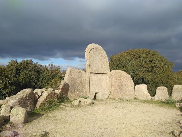 Tomba dei Giganti di S'Ena e Thomes